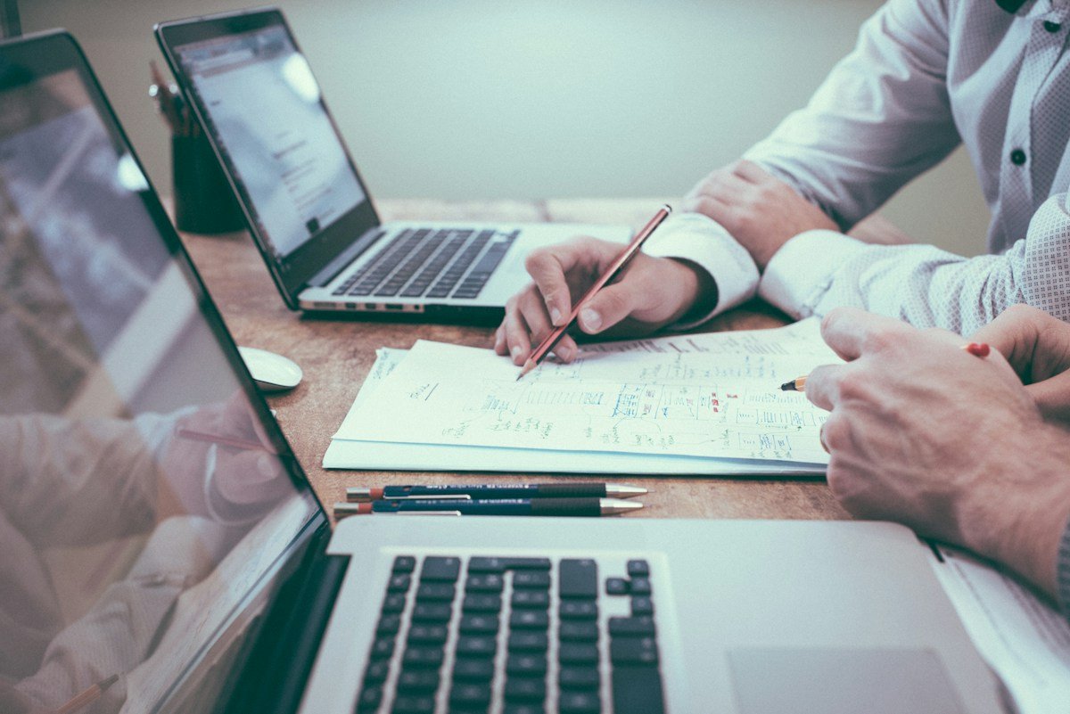 International shipping trade lane verification, carrier schedule analysis and quote consultation