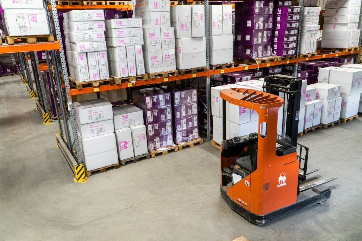 Logistics cargo measurement and packaging evaluation at export warehouse